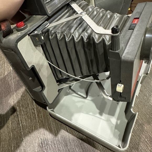 Vintage Polaroid automatic 104 Land camera - Picture 5 of 9